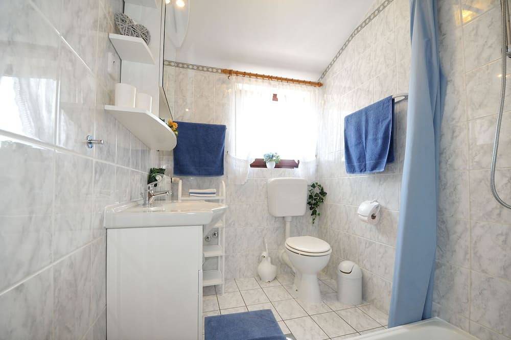 Appartamento intero, Beautiful spacious apartment (No. 4) with 2 bedrooms 300m to the beach in Parenzo, Porec e dintorni