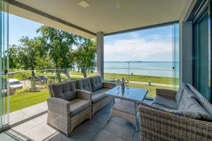 Ferienwohnung für 6 Personen, mit Garten und Seeblick sowie Pool und Ausblick
