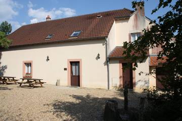 Gîte pour 19 personnes, avec jardin dans Nevoy