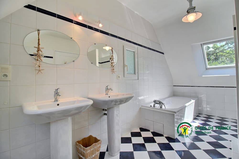 Farmhouse with swimming pool in the Golf du Morbihan (Vannes, Carnac, Auray) in Pluvigner, Lorient region