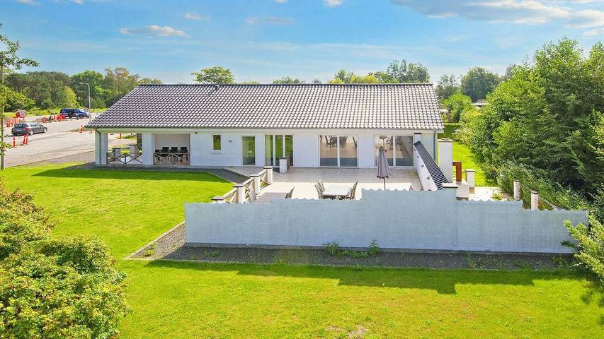 Ferieudlejning for 11 personer, med sauna og pool såvel som terrasse og jacuzzi, husdyr tilladt i Grenå Strand