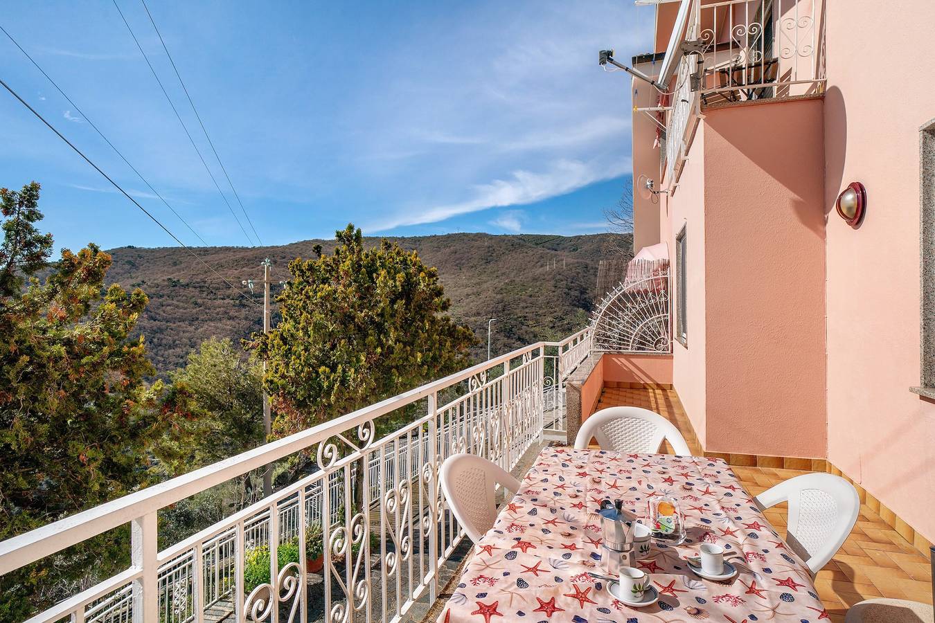 Hel lägenhet, Holiday Apartment "Paola" with Sea View, Private Terrace & Wi-Fi in Villa Faraldi, Riviera di Ponente