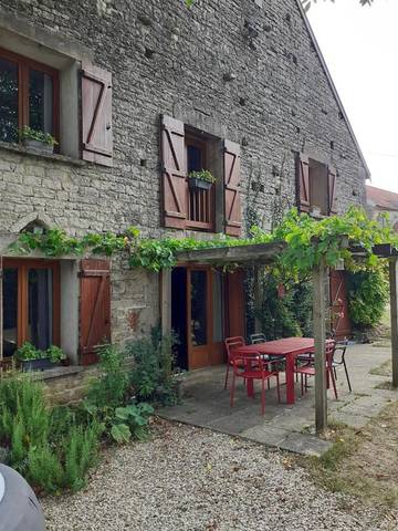 Gîte pour 5 personnes, avec jacuzzi ainsi que piscine et jardin dans Bissey-la-Pierre