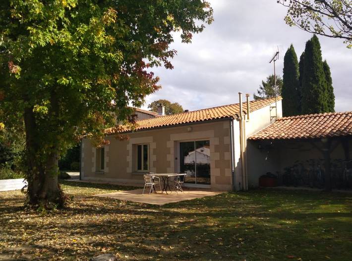 Gîte pour 4 personnes, avec terrasse ainsi que jardin et piscine