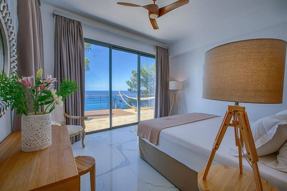 Milos Bay Villas - Brand new modern villa with spectacular views of Milos Beach in Agios Nikitas, Greece