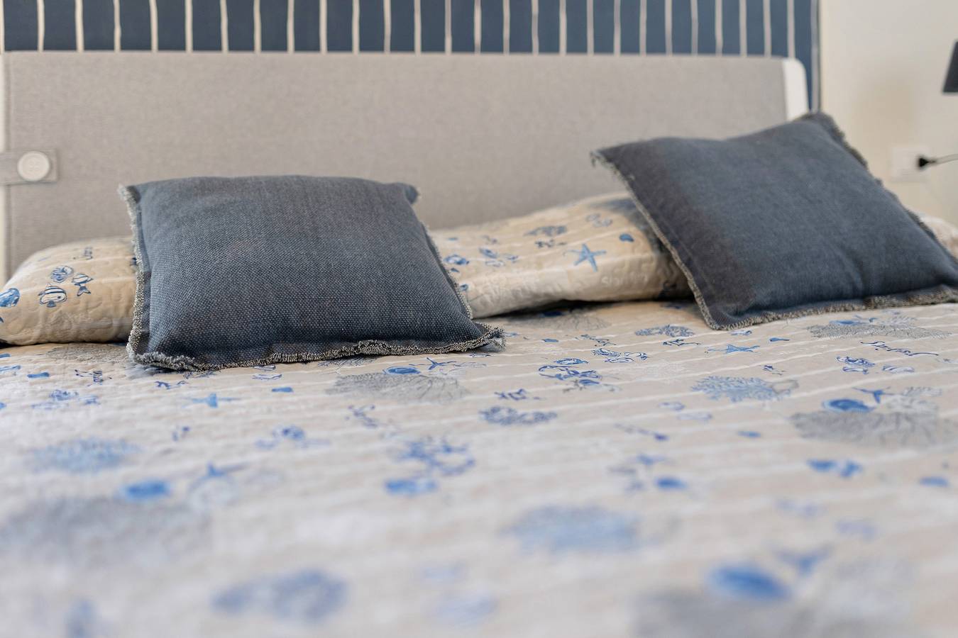 Entire apartment, 'Victoria Apartments Bleu' with Balcony, A/C & Wi-Fi in Diano Marina, Comune di Diano Marina