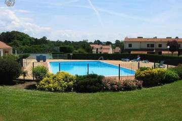 Gîte pour 4 personnes, avec piscine ainsi que terrasse et jardin dans Port de Gourmalon