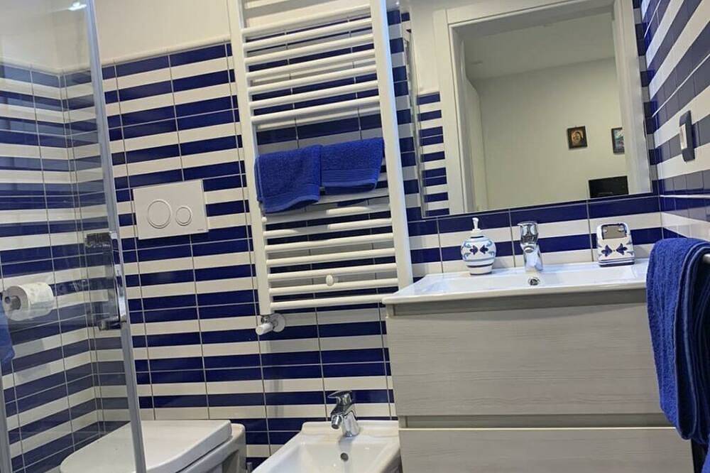 Entire apartment, Casagiugiuside Vietri's main street with traditional ceramics, restaurants in Vietri sul Mare, Amalfi Coast