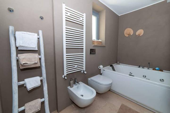 Elegant trulli and lamia for exclusive use, with heated pool. in Putignano, Region de Bari