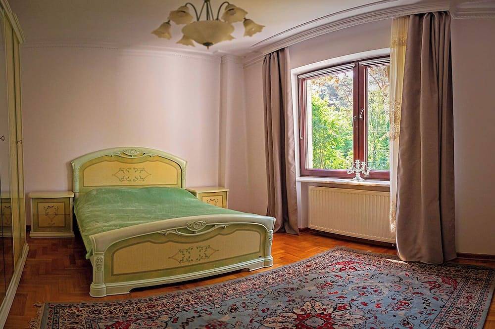 Villa large garden, outdoor pool, 25 mins to central Warsaw in Masovia