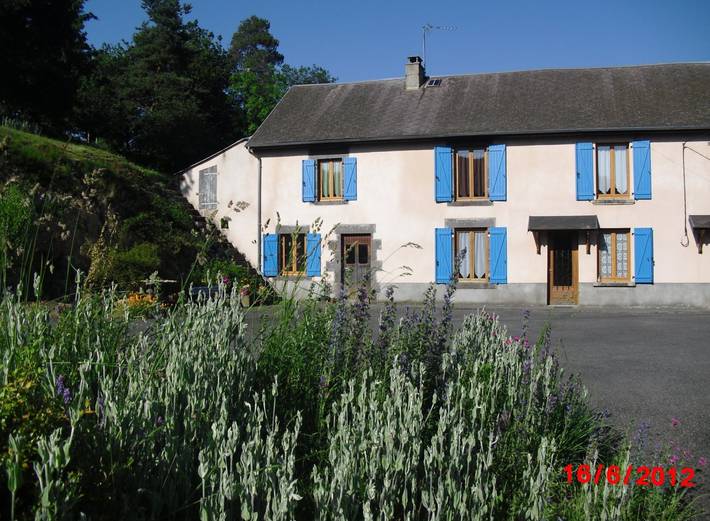 Gîte pour 12 personnes, avec jardin à Chapdes-Beaufort