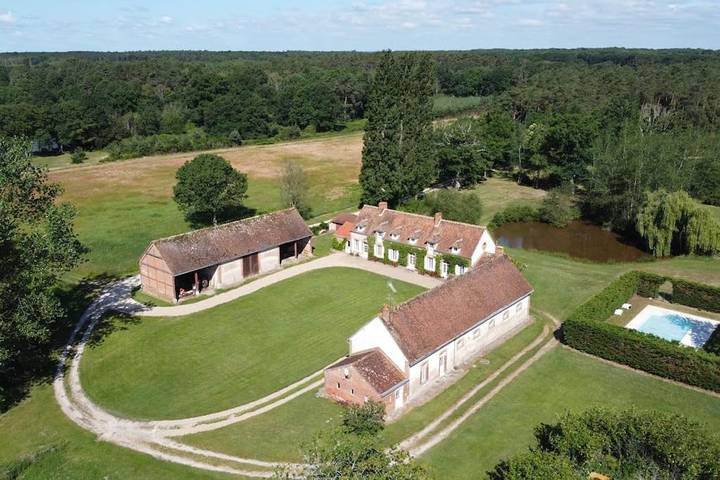 Location de vacances pour 14 personnes, avec Terrasse et Jardin ainsi que Piscine et Vue à Lassay-sur-Croisne