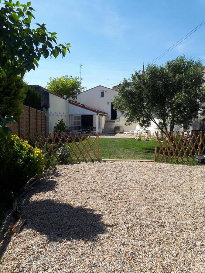 Location de vacances pour 3 personnes, avec vue et terrasse à Pont-l'Abbé-d'Arnoult