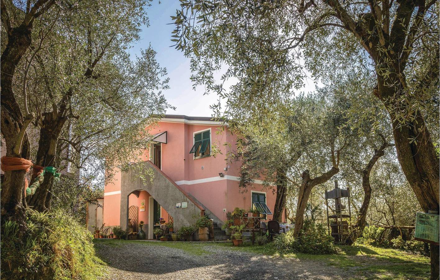 Apartamento en planta baja cerca de costa y ciudad con parking e internet. in Facciù, Moneglia
