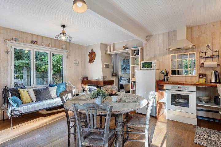 Cottage 'Au Fil De L'eau Proche Puy Du Fou' con terrazza privata in Saint-Laurent-sur-Sèvre, La Roche-sur-Yon e dintorni