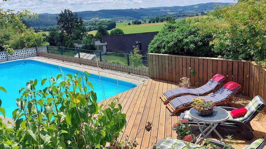 Ferienwohnung für 5 Personen, mit Garten und Pool, kinderfreundlich in Attendorn