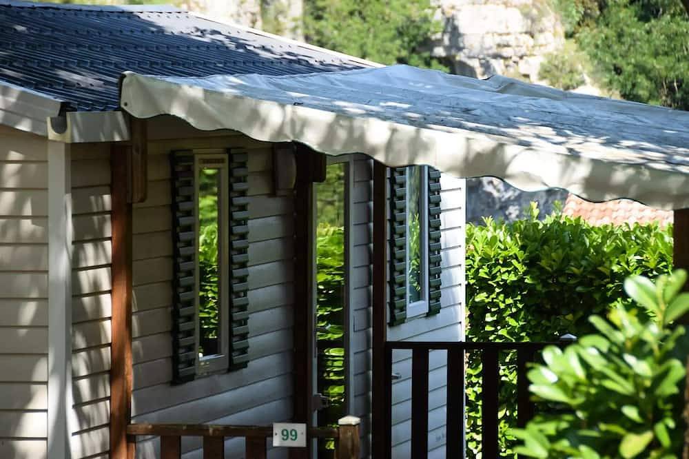 Mobilhom Club: 2 bedrooms, sleeps 4 in Berrias-et-Casteljau, Cevennen