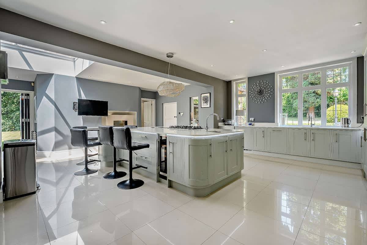 Perfect Booking | Luxury Home With Pool & Gym in Greensands Ridge, Kent