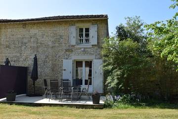 Gîte pour 4 personnes, avec jacuzzi et terrasse ainsi que piscine et jardin en Charente-Maritime