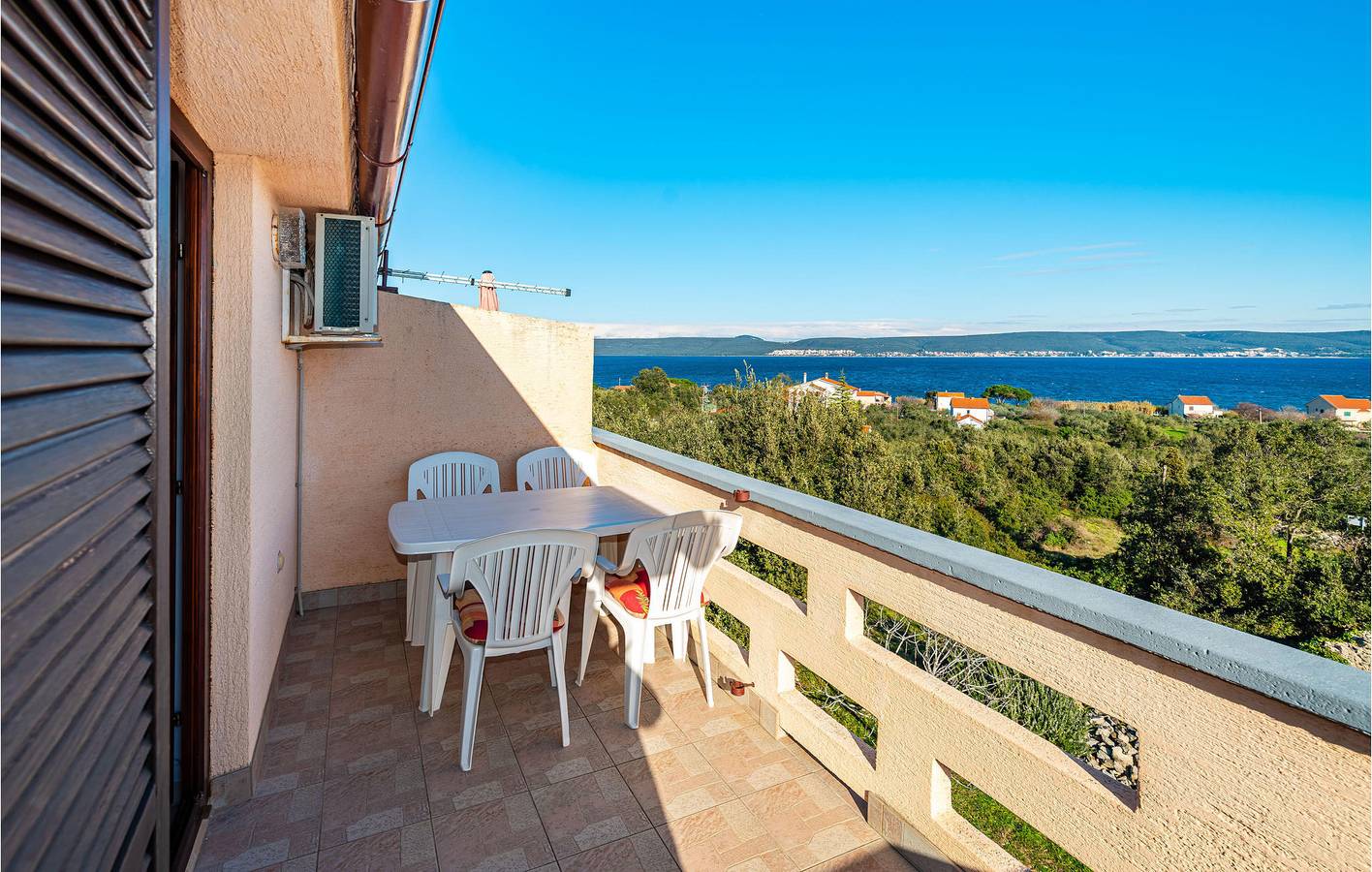 Ganze Ferienwohnung, Apartment am Meer mit Terrasse, Parkplatz und WLAN – 2 km bis zur Küste in Nevidane, Pasman
