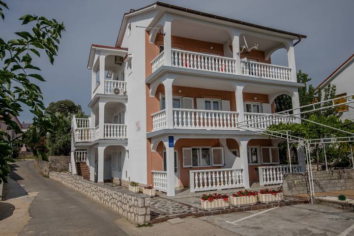 Ferienwohnung für 5 Personen, mit Terrasse auf Rab