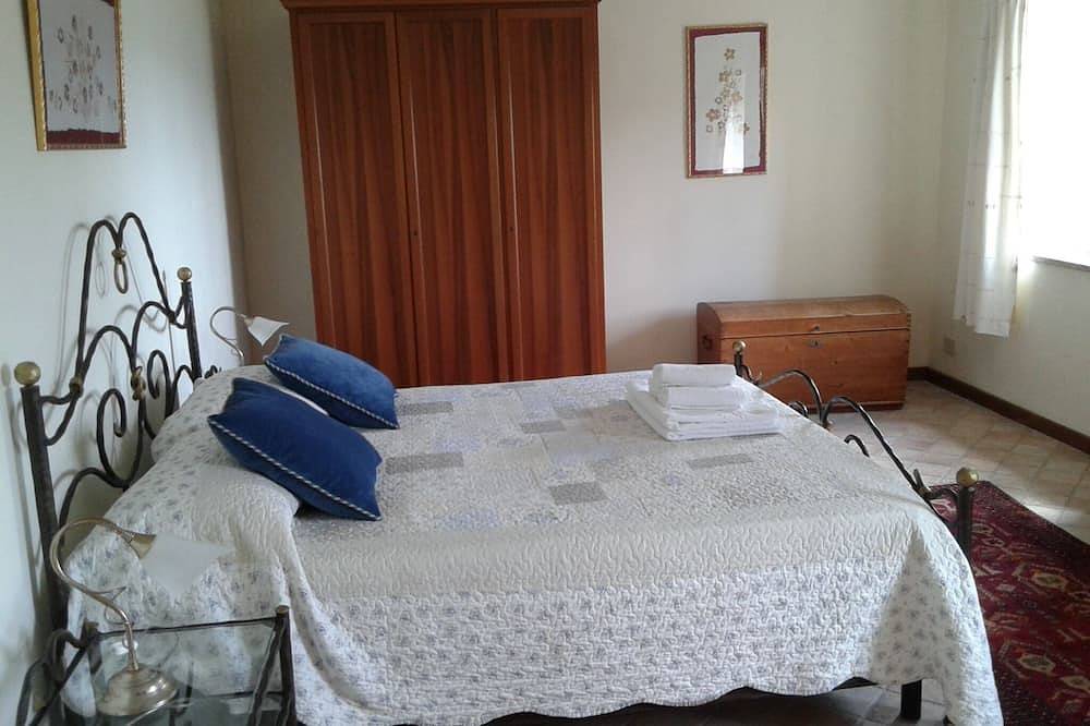 Villa with own pool, mountain village with restaurant and shop. North of Lucca in Pieve Fosciana, Garfagnana
