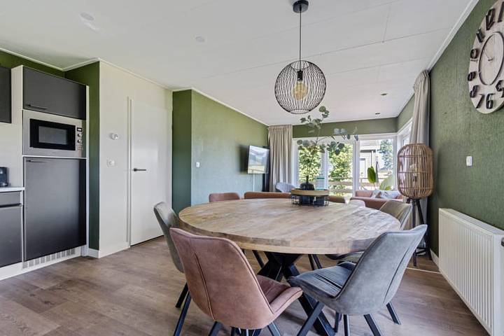 Chalet für 6 Personen, mit Terrasse und Seeblick sowie Balkon/Terrasse in Friesland - 3