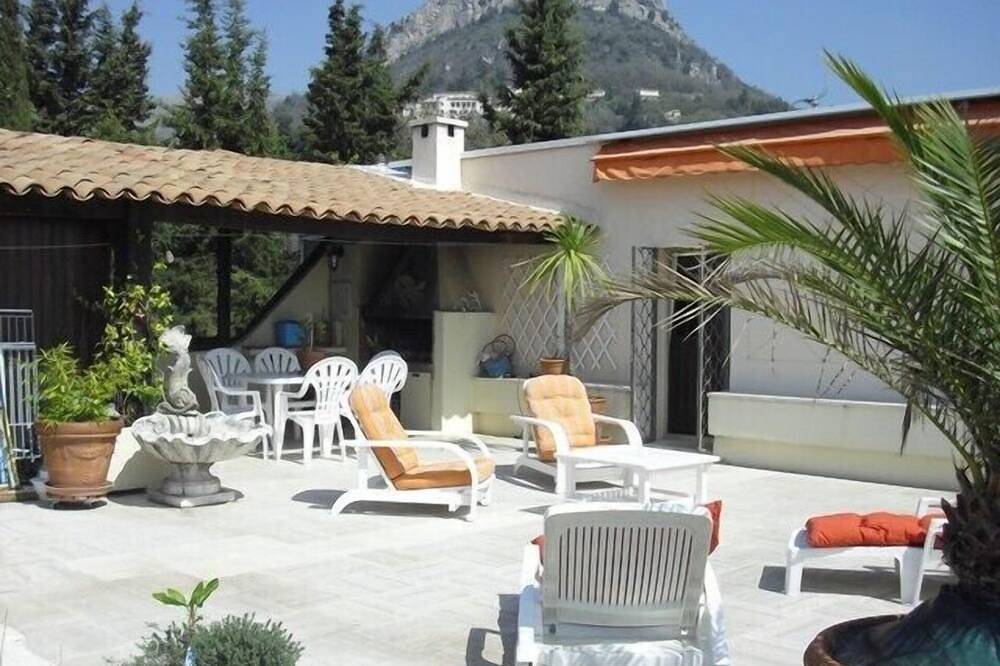 Entire apartment, Superb appartement sans vis à vis avec énorme terrasse vue mer et montagne in Vence, Cannes region