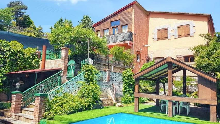 Chalet para 18 personas, con terraza además de jardín y piscina, Se admiten mascotas en Aragón