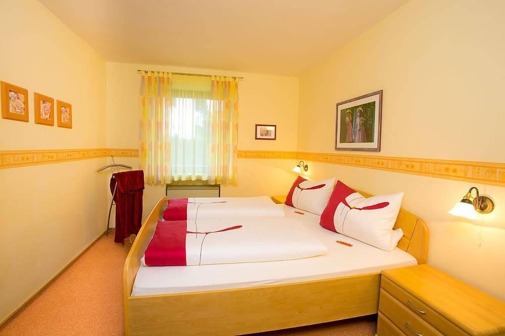 Ganze Wohnung, Komfortable Ferienwohnung mit 2 getrennten Schlafzimmern für bis zu 4 Personen in Bischofsmais, Ostbayern