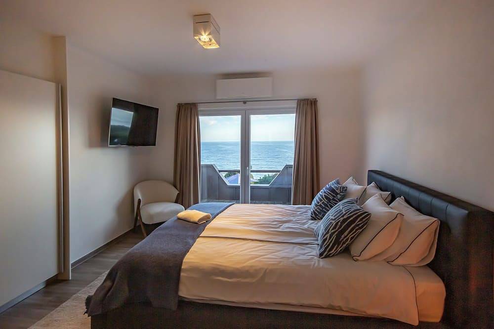 Oceanfront Villa with three bedrooms plus one in Benagil, Faro Distrikt