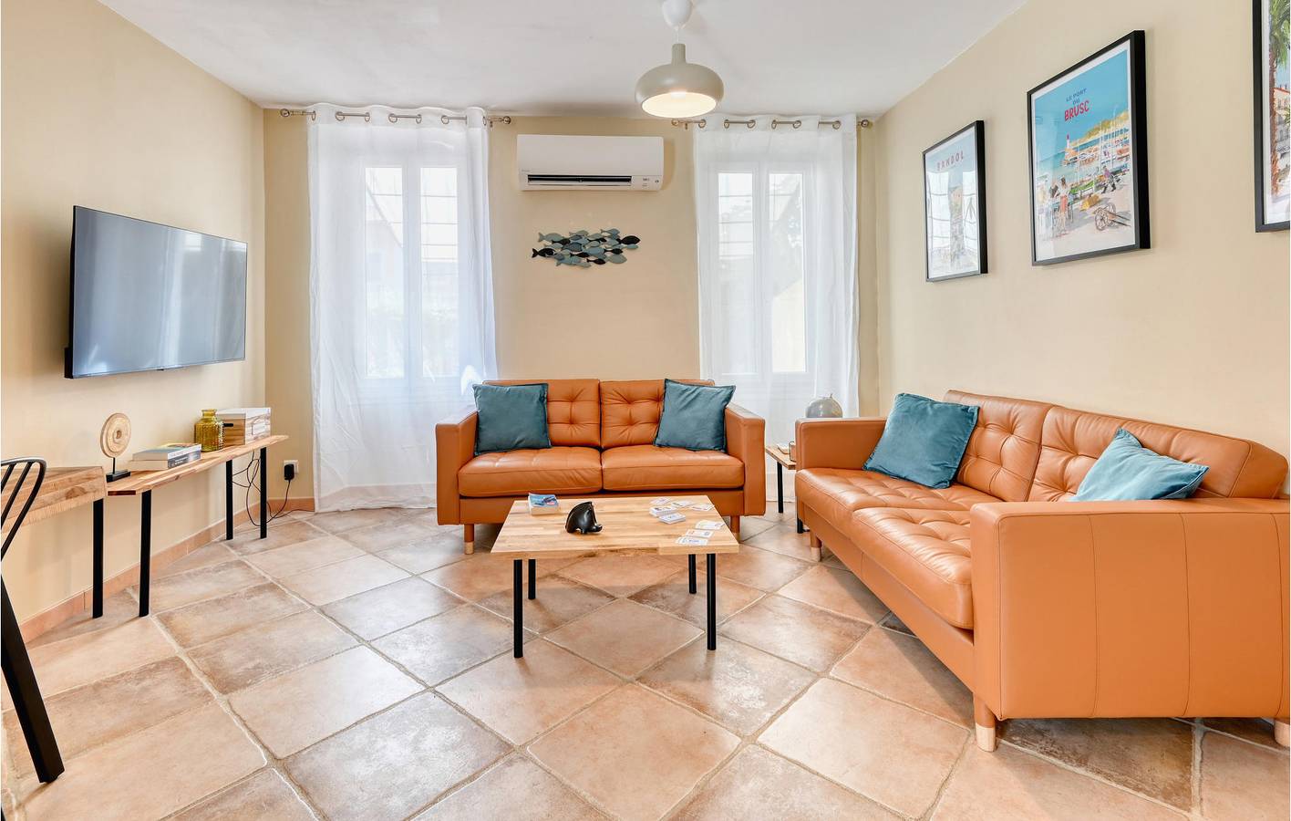 Beachside Retreat: 82m² with Parking, AC, Terrace & WiFi! in Sanary-sur-Mer, Toulon region