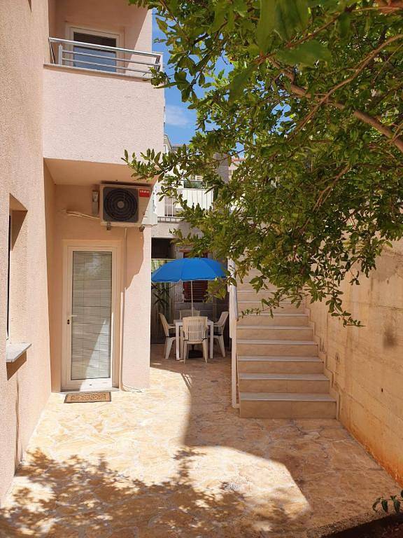 Ferienwohnung für 4 Personen, mit Terrasse und Garten in Okrug Gornji - 3