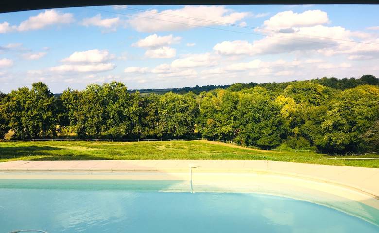 Gîte pour 9 personnes, avec terrasse et piscine ainsi que jardin et jacuzzi, animaux acceptés