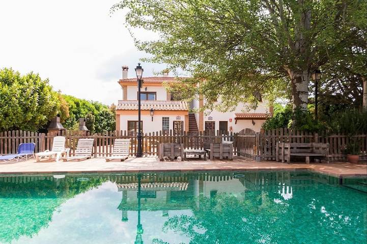 Casa rural para 16 personas, con piscina además de balcón y jardín en El Padul