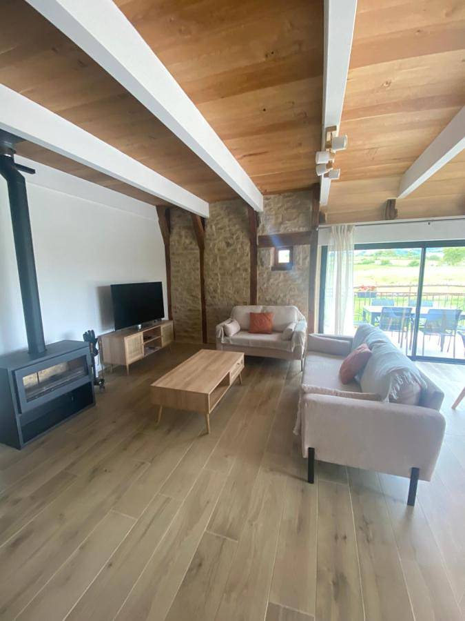 Location de vacances pour 6 personnes, avec terrasse ainsi que vue et jardin à Coubisou - 2