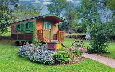 Gîte pour 2 personnes, avec piscine ainsi que terrasse et jardin à Padirac