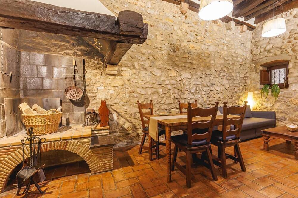 Entire apartment, Girona 1593 - Holiday Apartment Rental in Girona | Bravissimo in Girona, Gironès