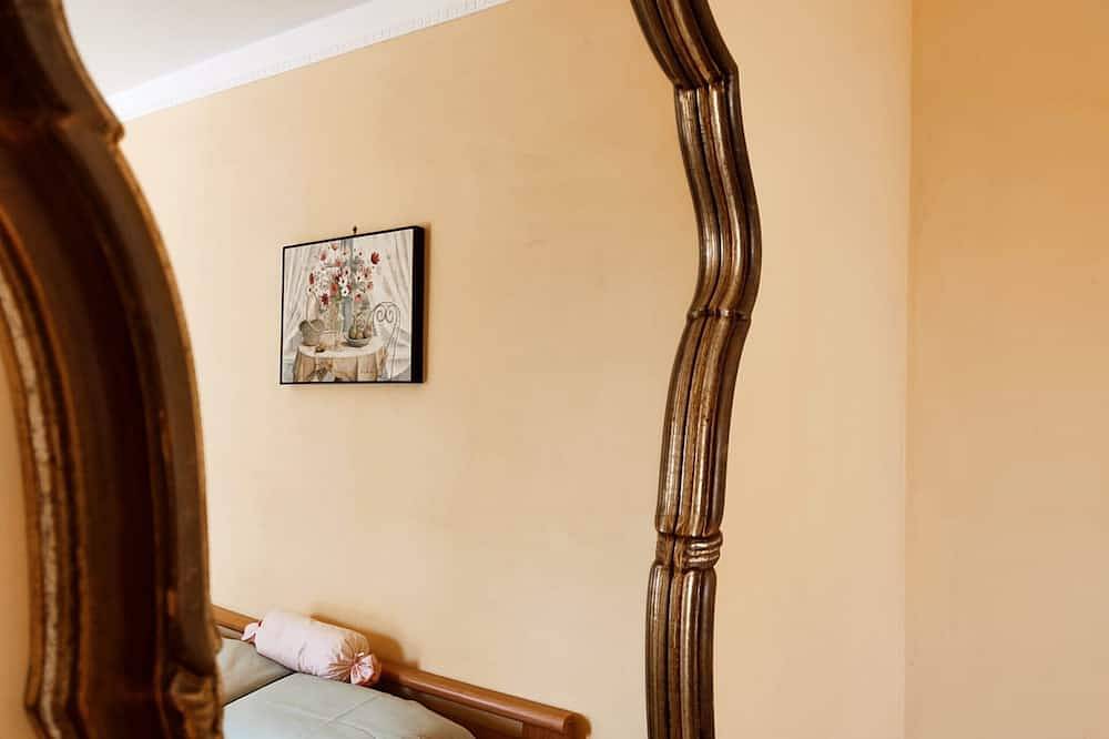 App. in Villa with large private garden and parking, shared pool in Oneglia, Imperia
