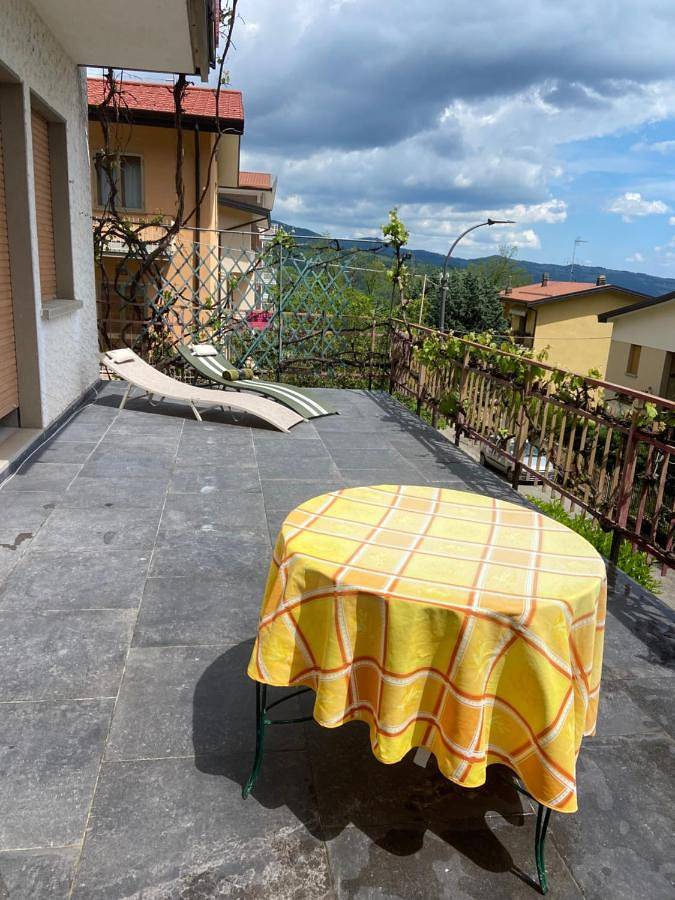 Appartamento per 6 persone, con Terrazza e Giardino nonché Panorama a Lizzano in Belvedere