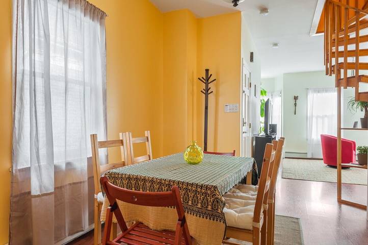 Vacation rental for 6 people, with yard in Somerville