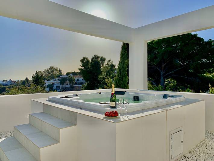 Oasis - Luxury Villa in Benalmádena with Jacuzzi in Torremuelle, Benalmádena