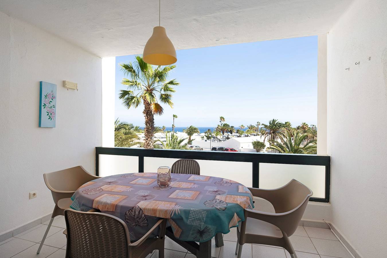 Entire studio, Vacation Apartment 'Al Sole Studios Playa Roca' with Sea View, Shared Pool and Wi-Fi in Playa Bastián, Teguise