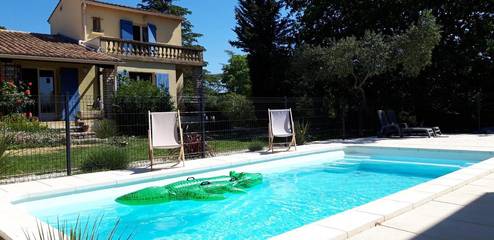 Gîte pour 4 personnes, avec terrasse et piscine à Blauzac