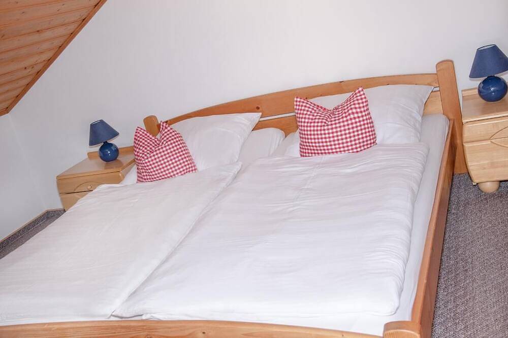 Ganze Wohnung, Freistehendes Ferienhaus mit drei Schlafzimmern und Balkon in Büchelberg, Windorf