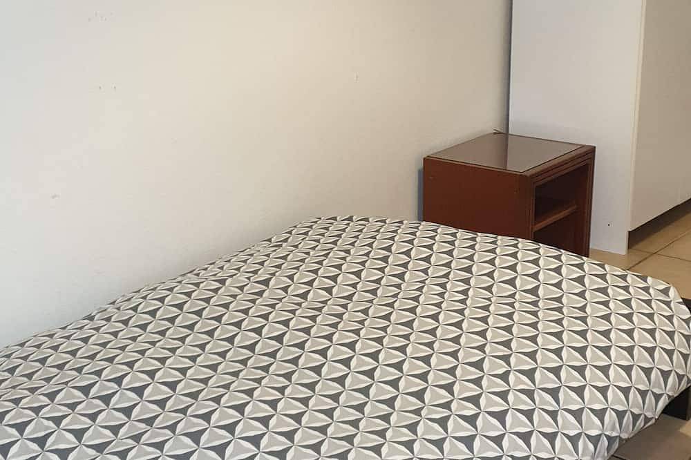Apartamento entero, 4-room apartment +living room in Stains, Sena-Saint Denis
