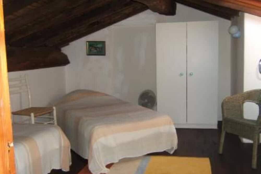 Gîte Traditionnel de Charme avec Jardin - Idéal Couples et Petite familles in Breuil-Barret, Fontenay-le-Comte