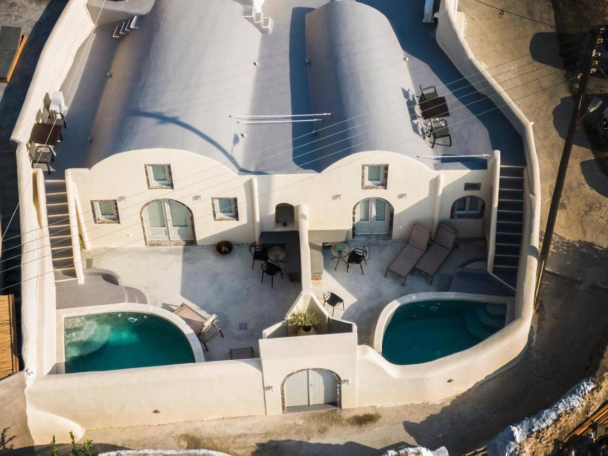 Suite with Private Pool in Tholos, Santorin