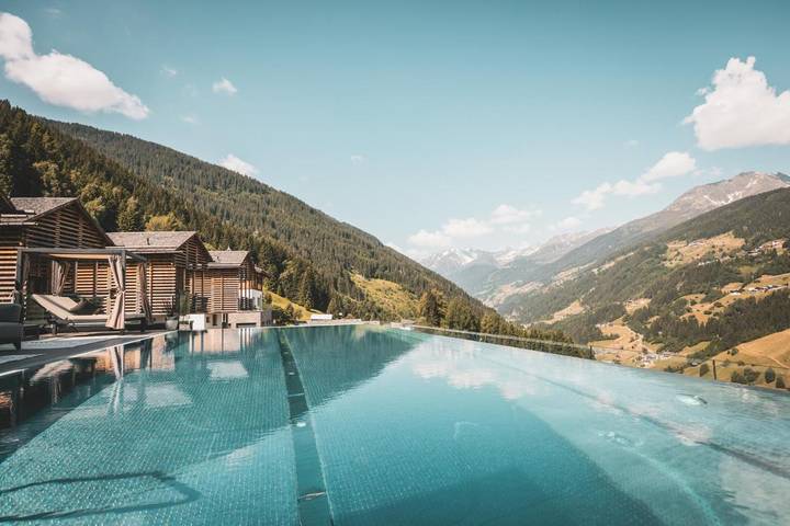 Hôtel pour 6 personnes, avec vue et sauna ainsi que terrasse et piscine, animaux acceptés