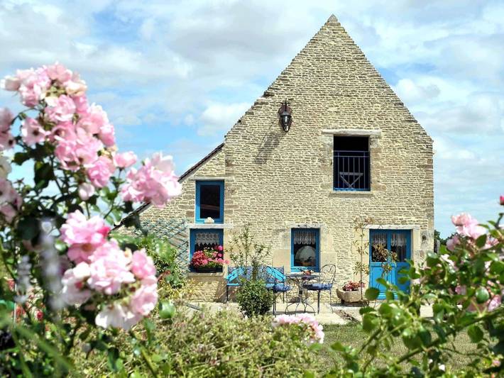 Location de vacances pour 2 personnes, avec Terrasse ainsi que Jardin et Piscine à Perrières